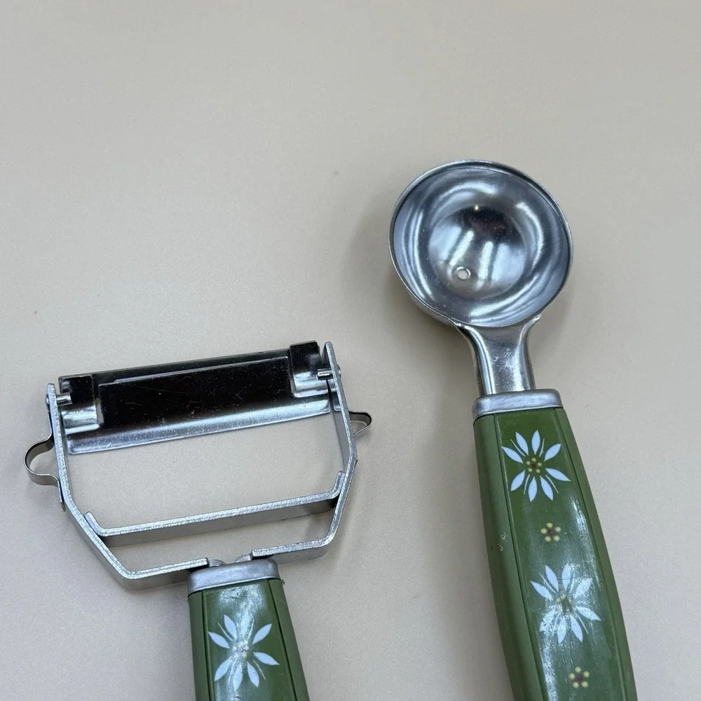 Melon Baller Potato Peeler Flower Design Plastic Handle Green Retro Kitchen MCM